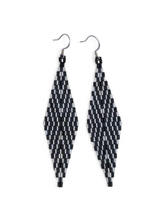 Cercei triunghi Frosted Lines negru si arginiu