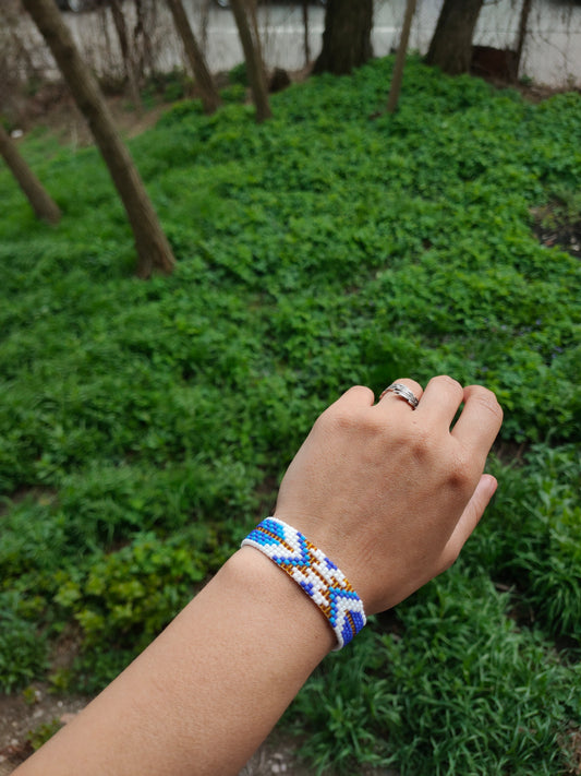 Bratara tesuta handmade Blue Feather alb si model pana albastru