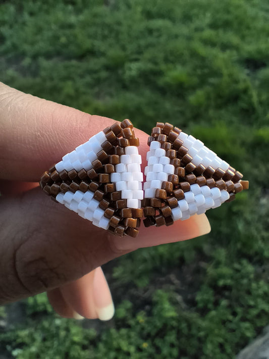 Cercei triunghi White Cognac alb si maro