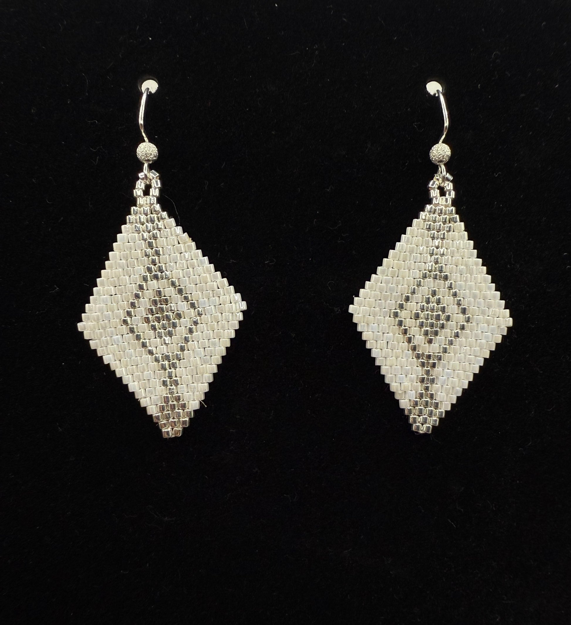 Cercei Miyuki romb Crystal Shine – alb si argintiu