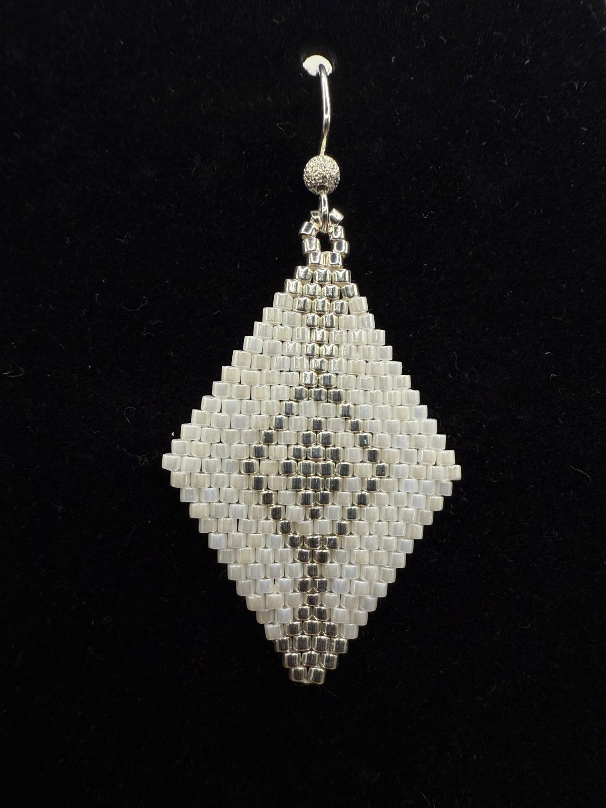 Cercei Miyuki romb Crystal Shine – alb si argintiu