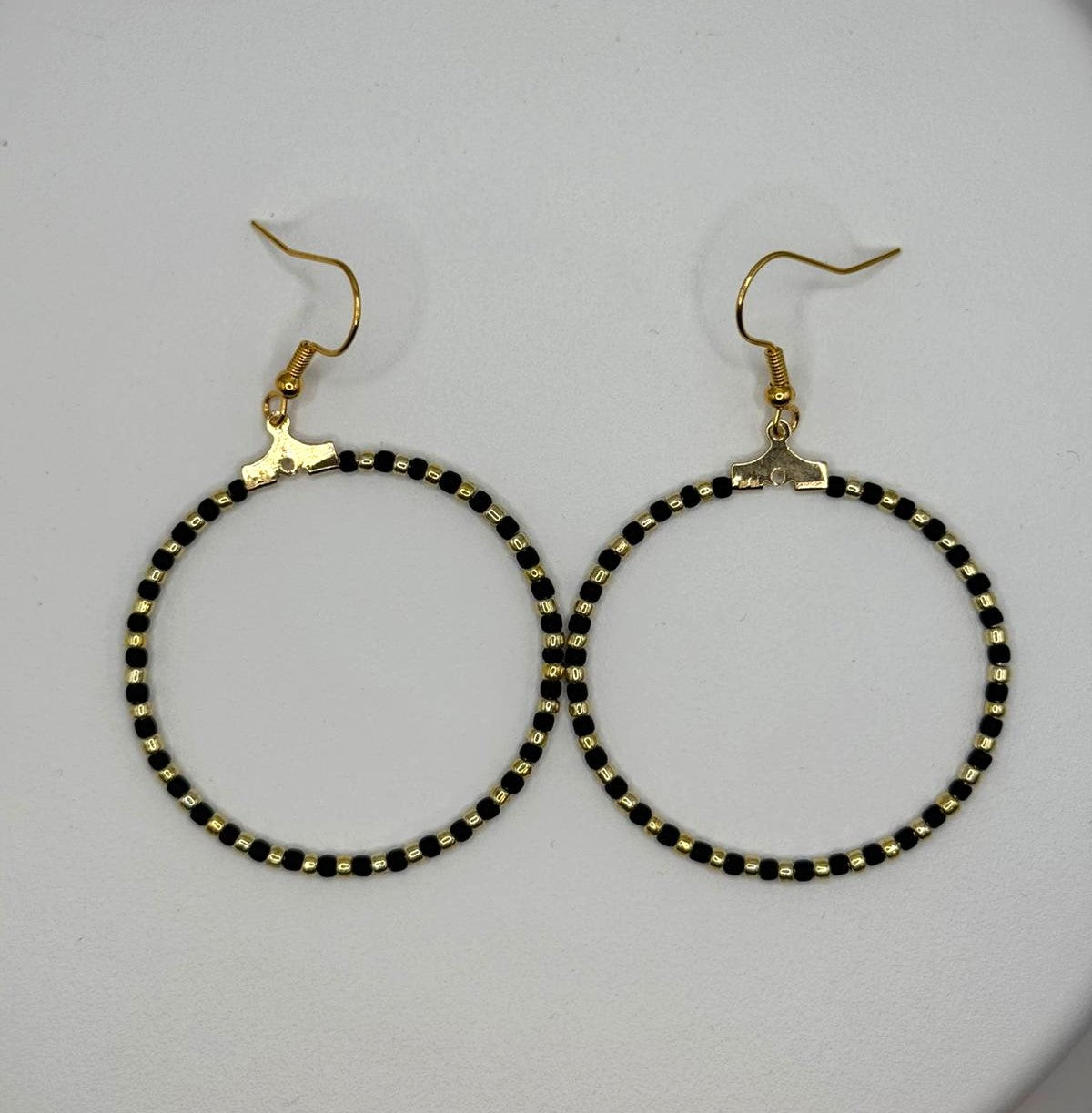 Cercei rotunzi aurii cu margele Toho negru si auriu