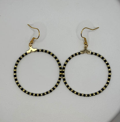 Cercei rotunzi aurii cu margele Toho negru si auriu