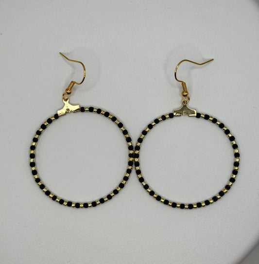 Cercei rotunzi aurii cu margele Toho negru si auriu