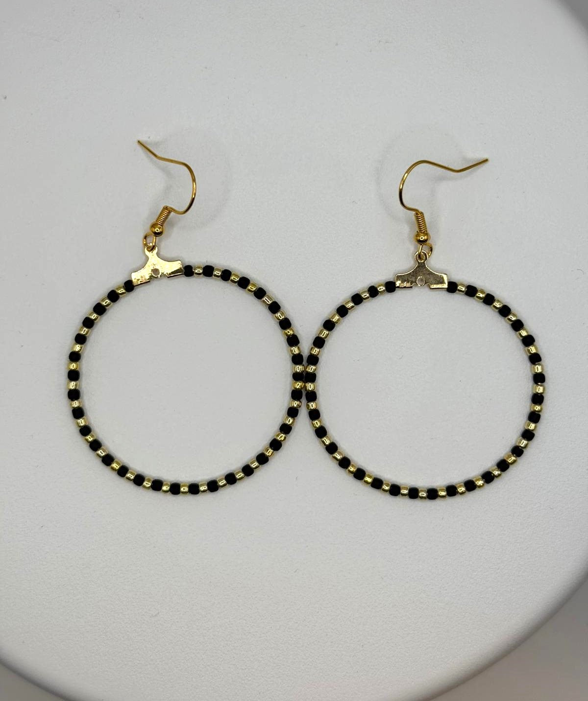 Cercei rotunzi aurii cu margele Toho negru si auriu