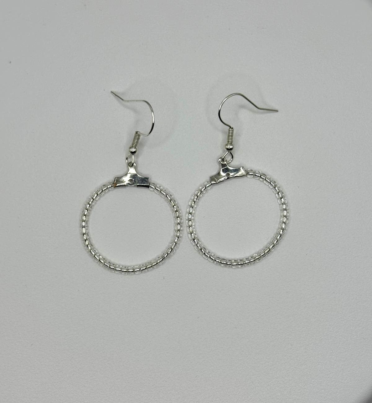 Cercei rotunzi argintii cu margele Toho argintiu