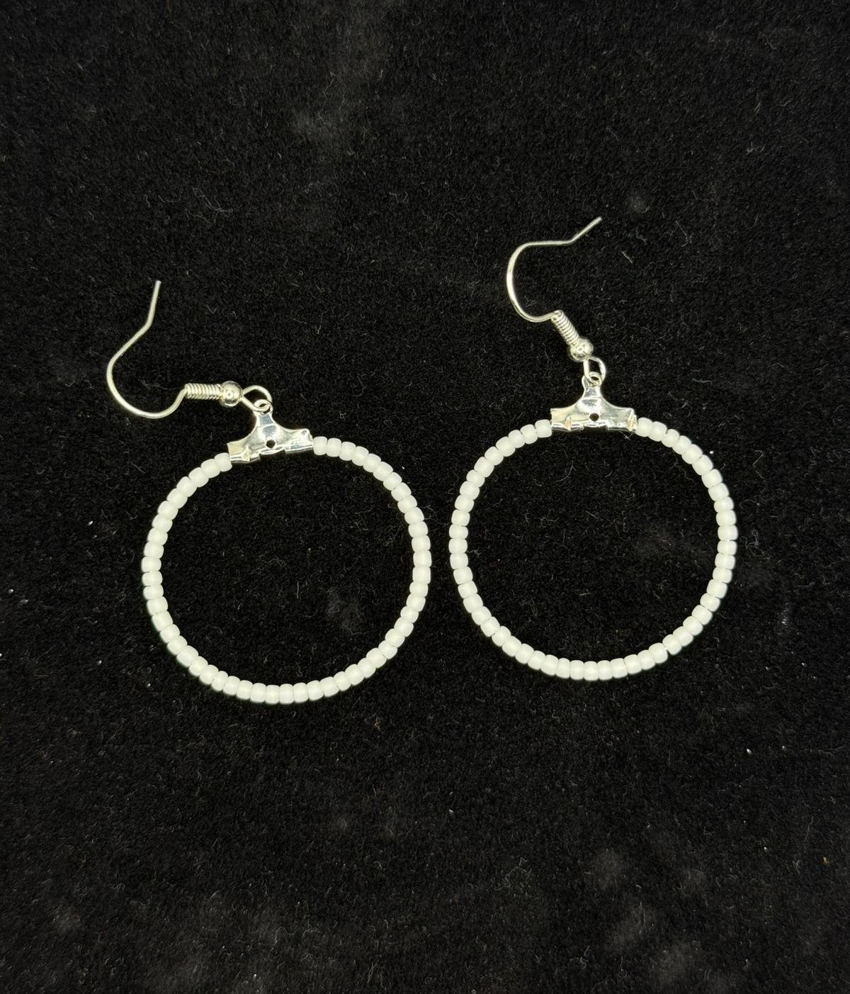 Cercei rotunzi argintii cu margele Toho alb mat