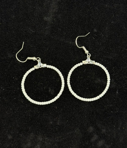 Cercei rotunzi argintii cu margele Toho alb mat