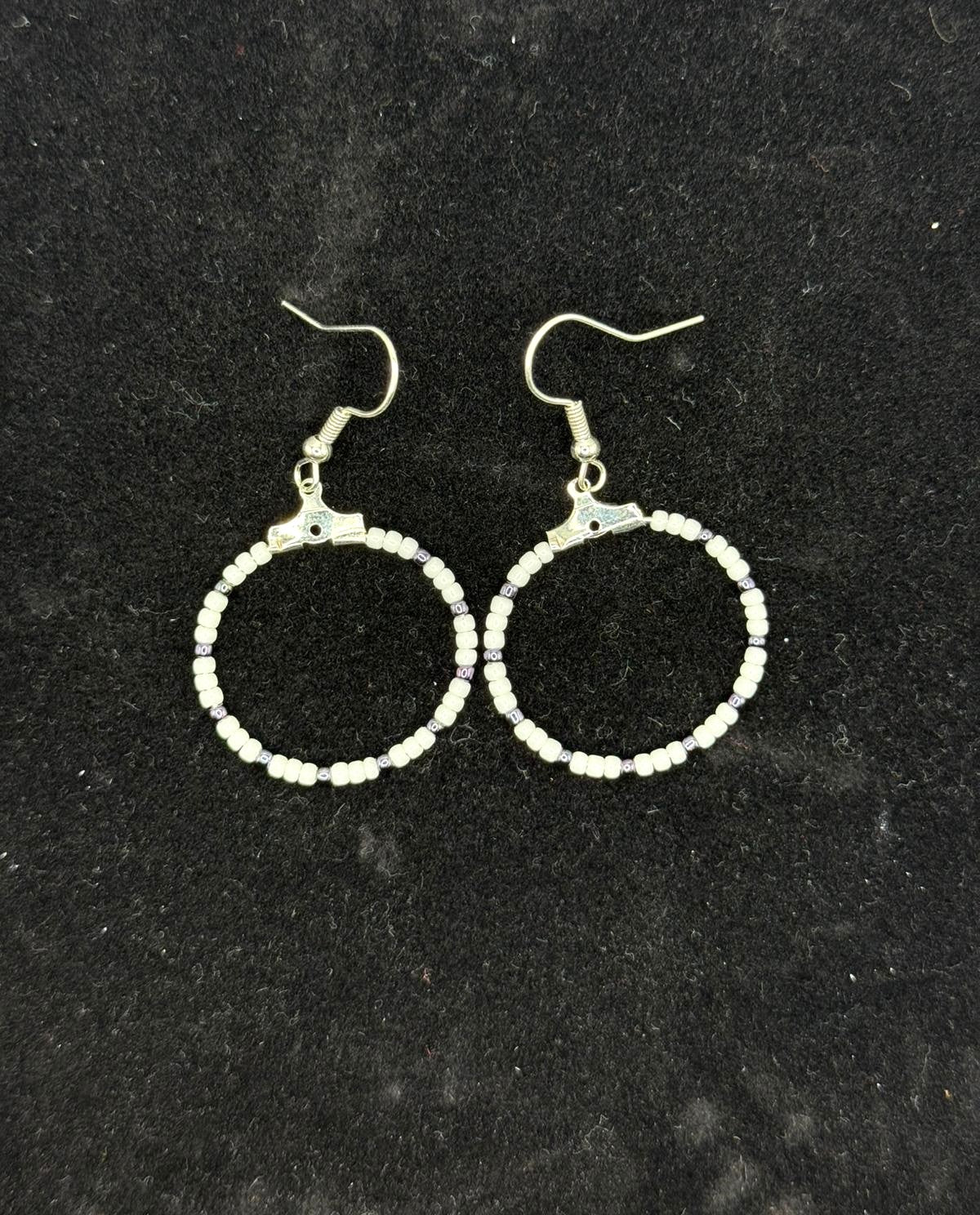 Cercei rotunzi argintii cu margele Toho alb si ametist