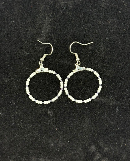 Cercei rotunzi argintii cu margele Toho alb si ametist