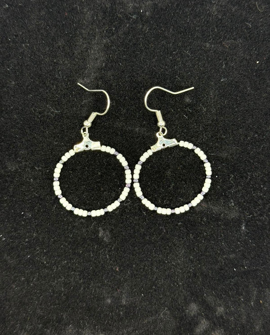 Cercei rotunzi argintii cu margele Toho alb si ametist