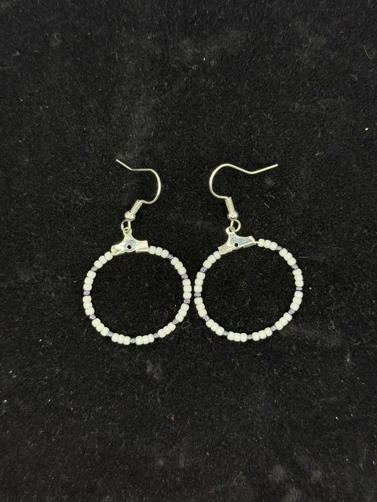 Cercei rotunzi argintii cu margele Toho alb si ametist