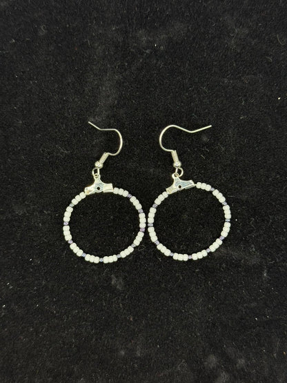 Cercei rotunzi argintii cu margele Toho alb si ametist