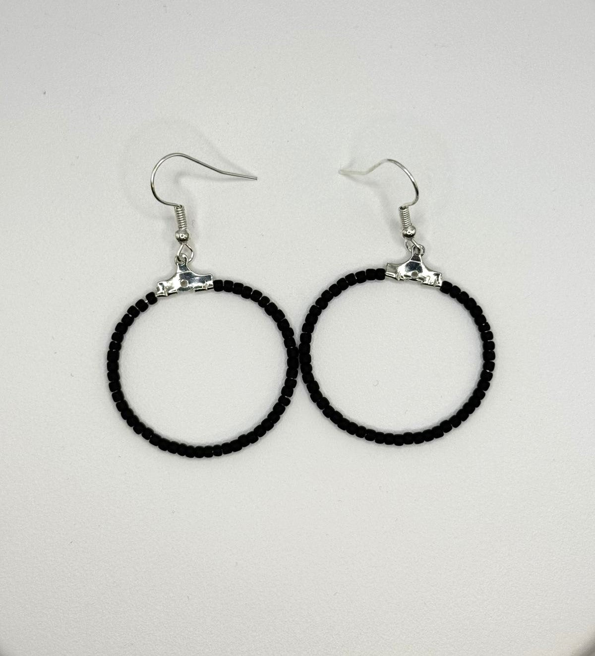 Cercei rotunzi argintii cu margele Toho negru mat
