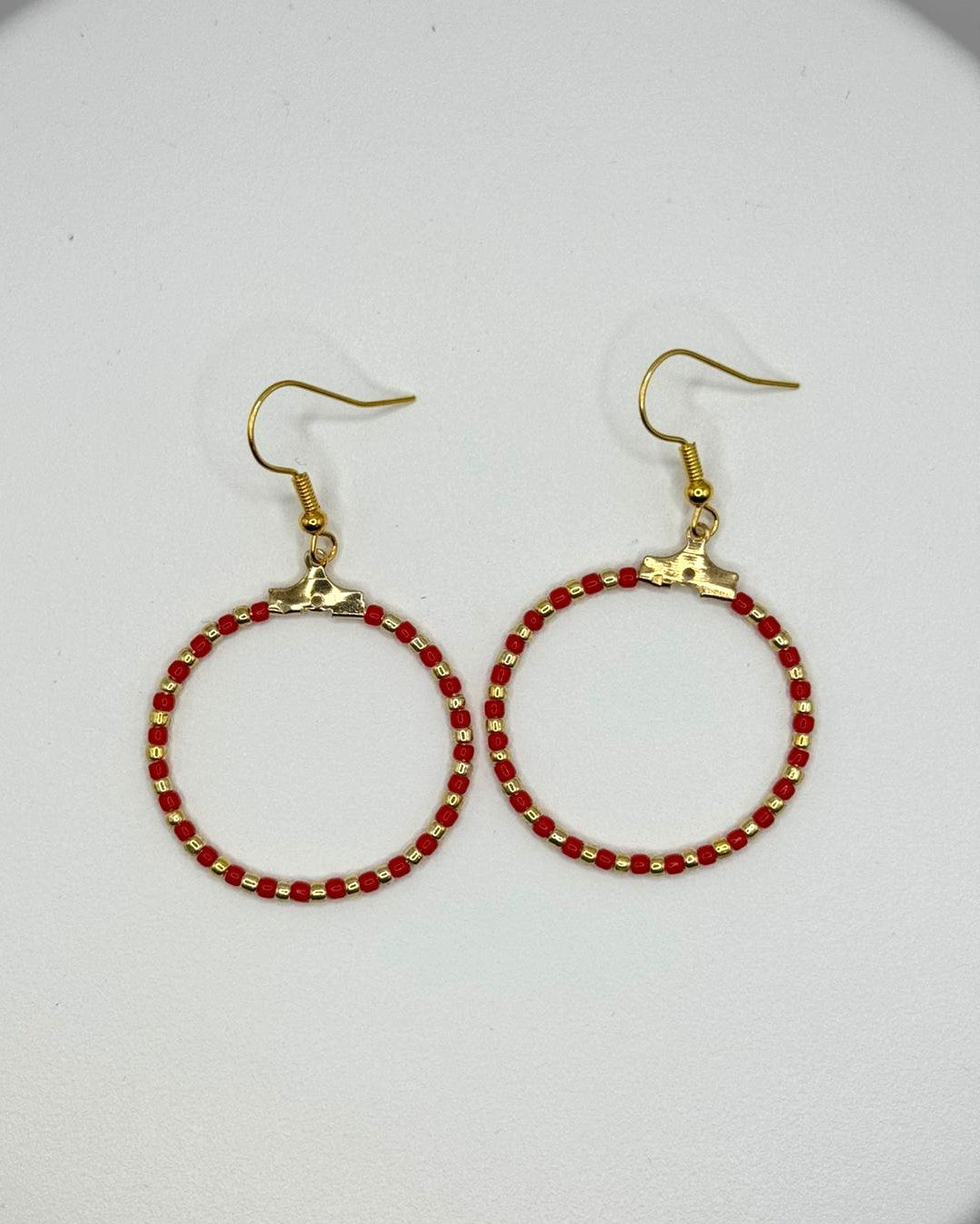 Cercei rotunzi aurii cu margele Toho rosu si auriu
