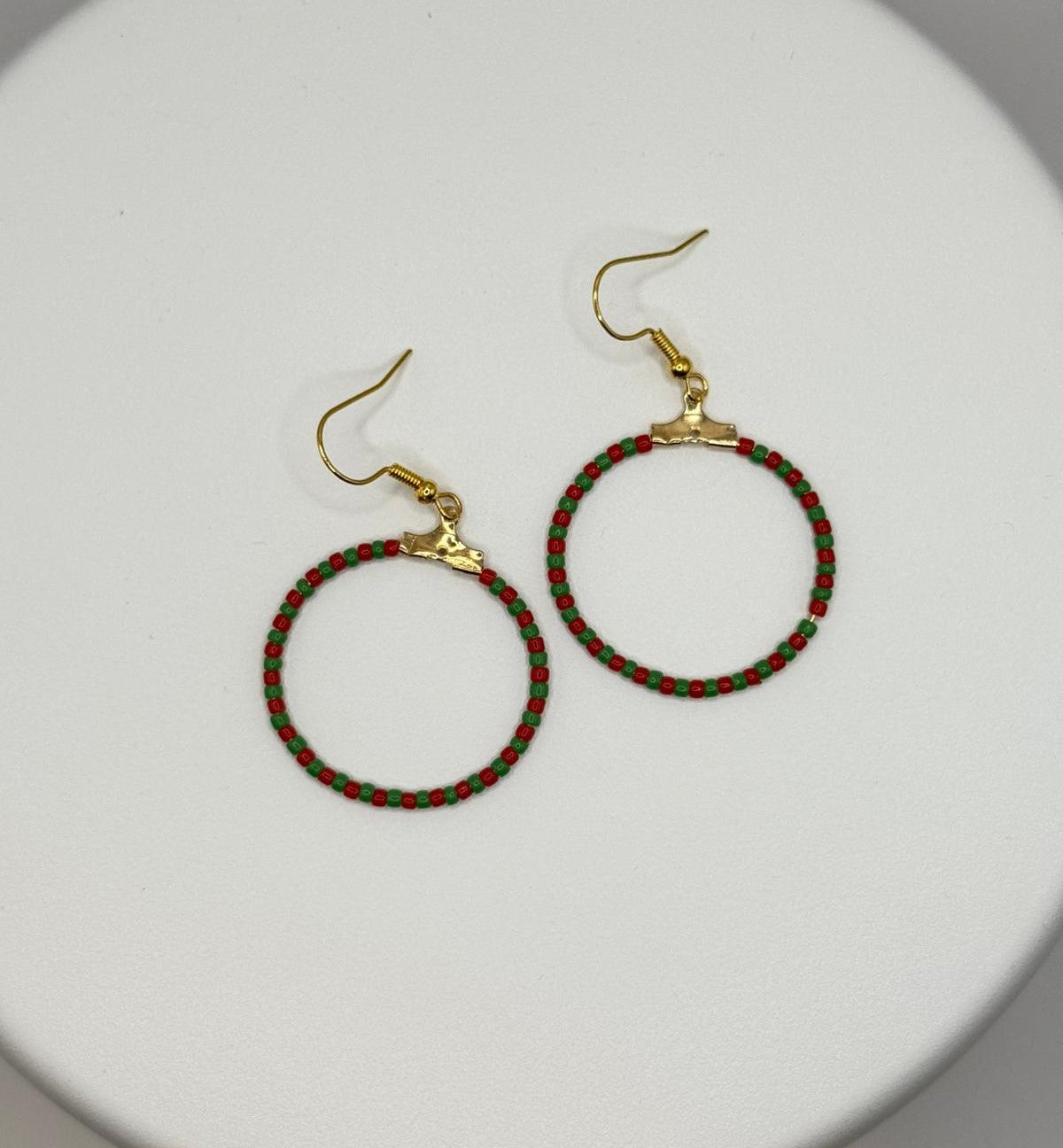 Cercei rotunzi aurii cu margele Toho rosu si verde