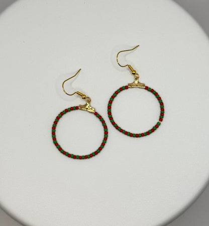 Cercei rotunzi aurii cu margele Toho rosu si verde