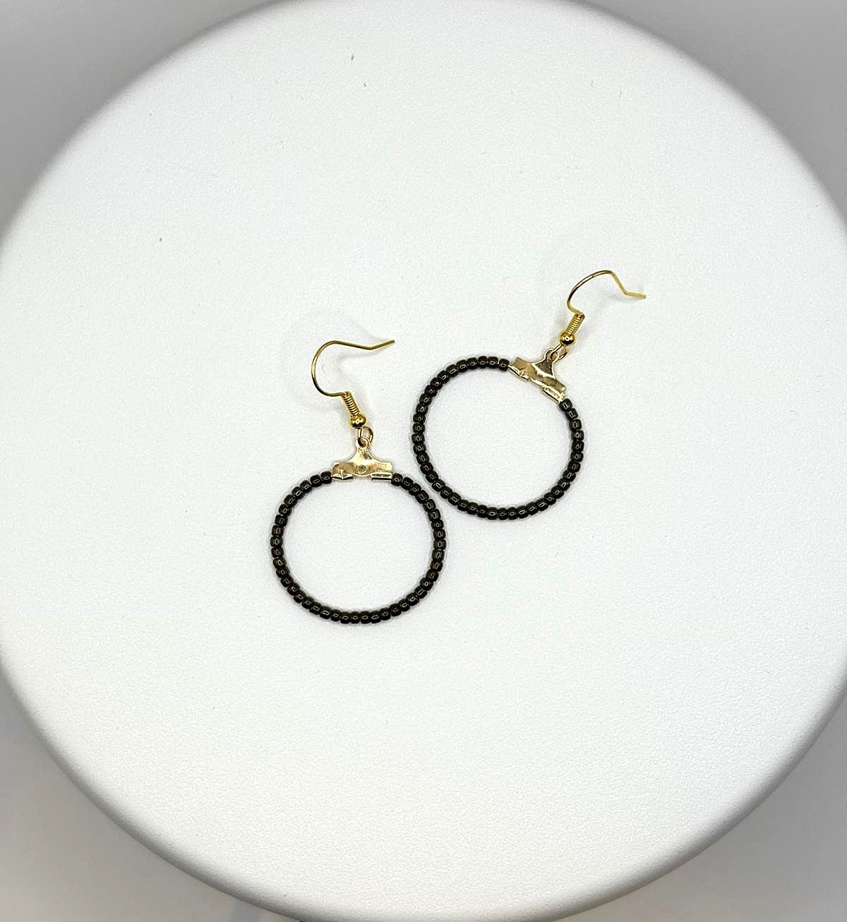 Cercei rotunzi aurii cu margele Toho negru auriu