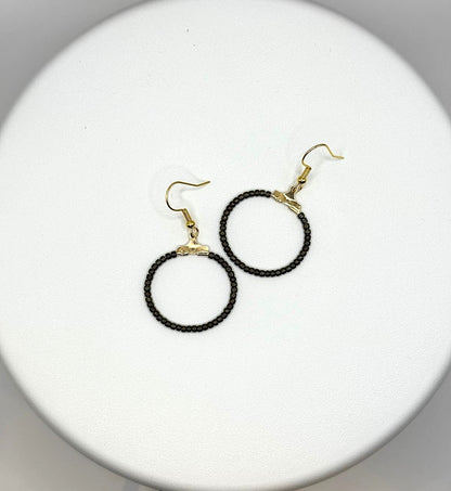 Cercei rotunzi aurii cu margele Toho negru auriu