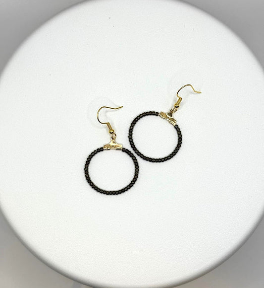 Cercei rotunzi aurii cu margele Toho negru auriu