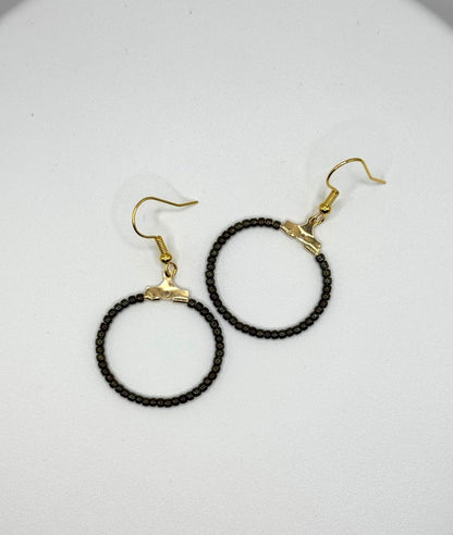 Cercei rotunzi aurii cu margele Toho negru auriu