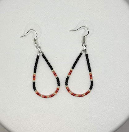 Cercei lacrima argintii cu margele Toho negru, rosu, portocaliu si galben