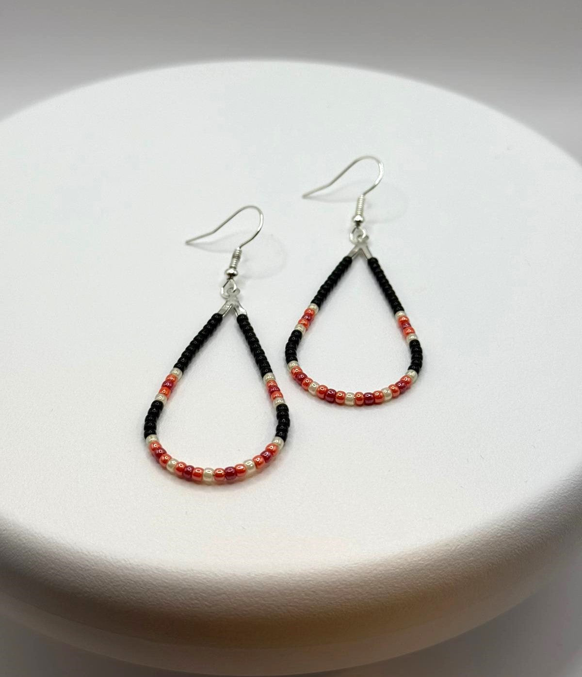 Cercei lacrima argintii cu margele Toho negru, rosu, portocaliu si galben