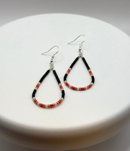 Cercei lacrima argintii cu margele Toho negru, rosu, portocaliu si galben