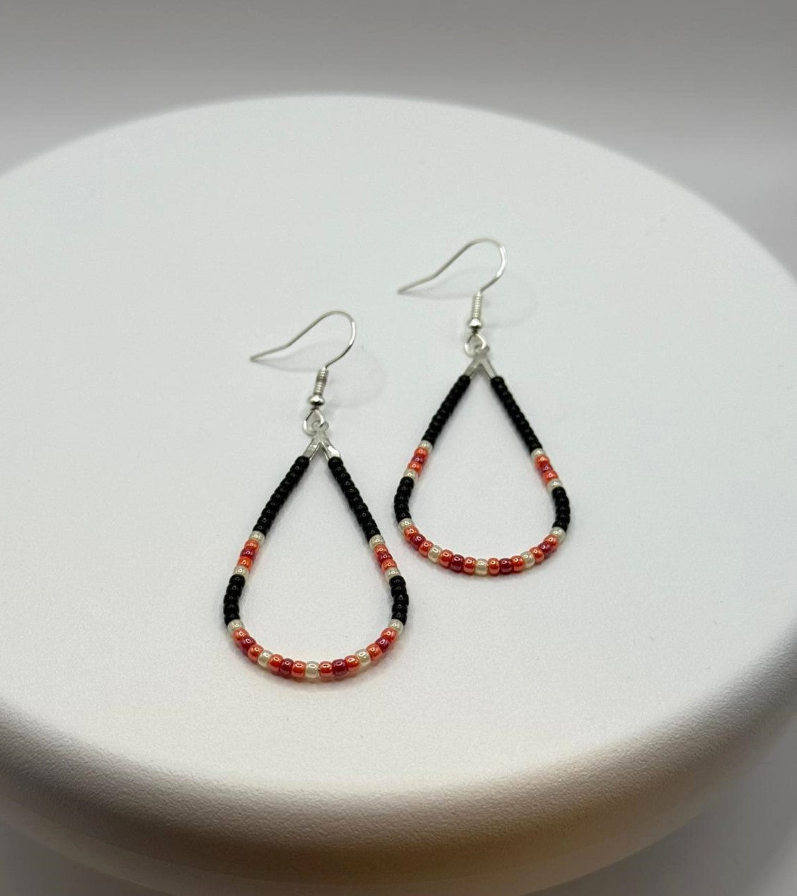 Cercei lacrima argintii cu margele Toho negru, rosu, portocaliu si galben