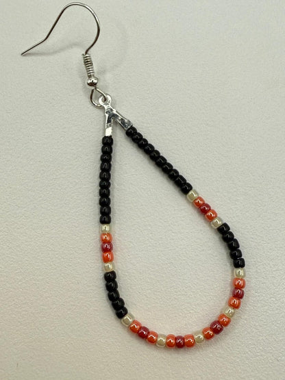 Cercei lacrima argintii cu margele Toho negru, rosu, portocaliu si galben