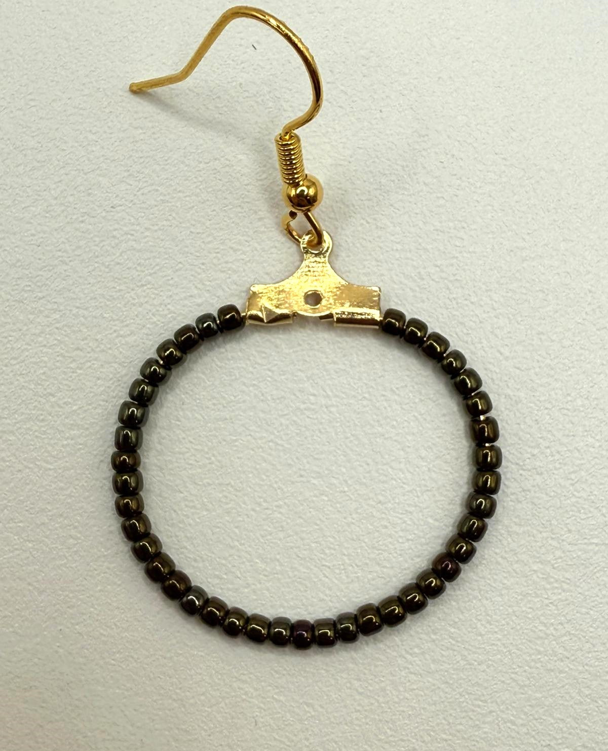 Cercei rotunzi aurii cu margele Toho negru auriu