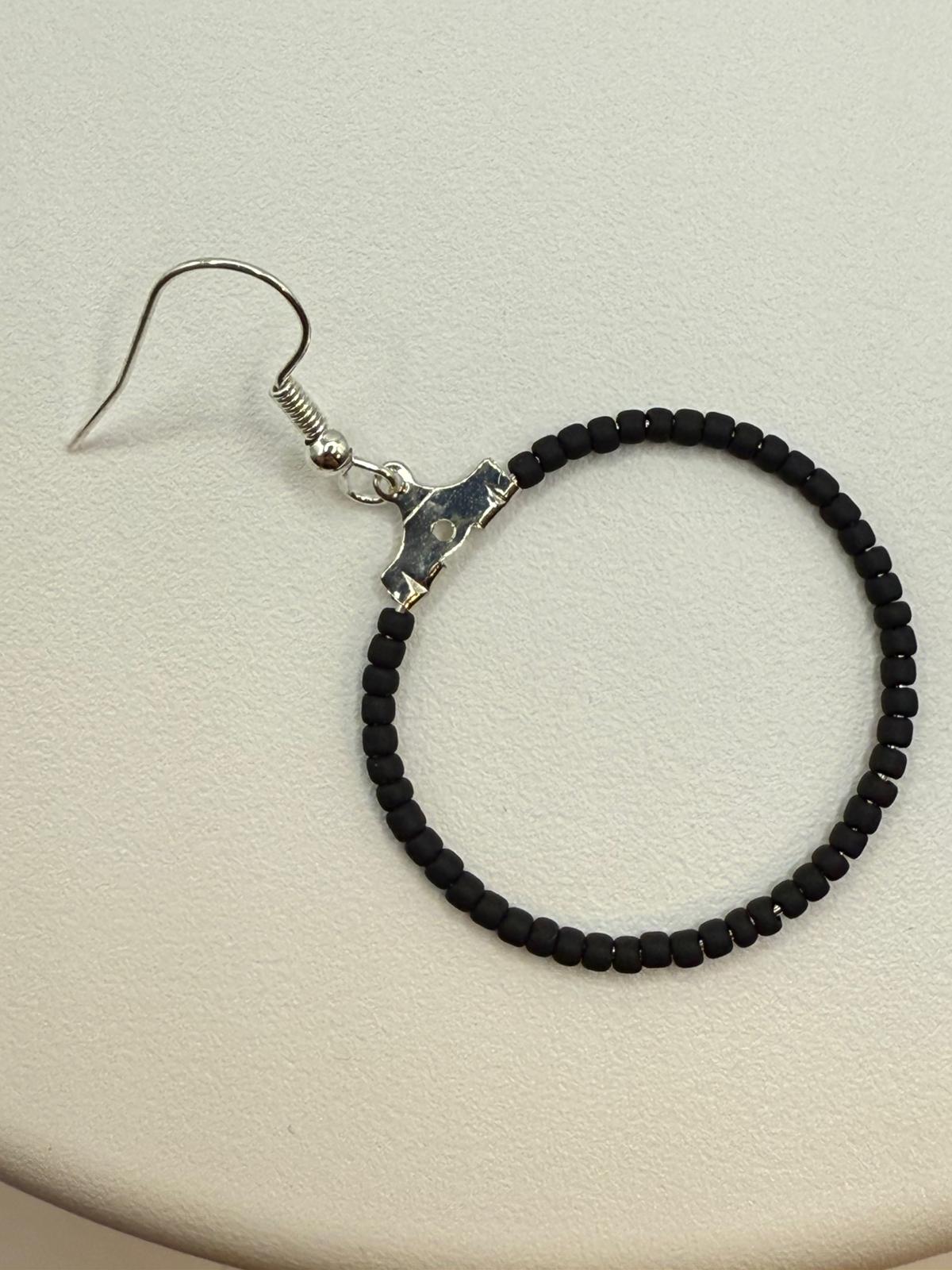 Cercei rotunzi argintii cu margele Toho negru mat