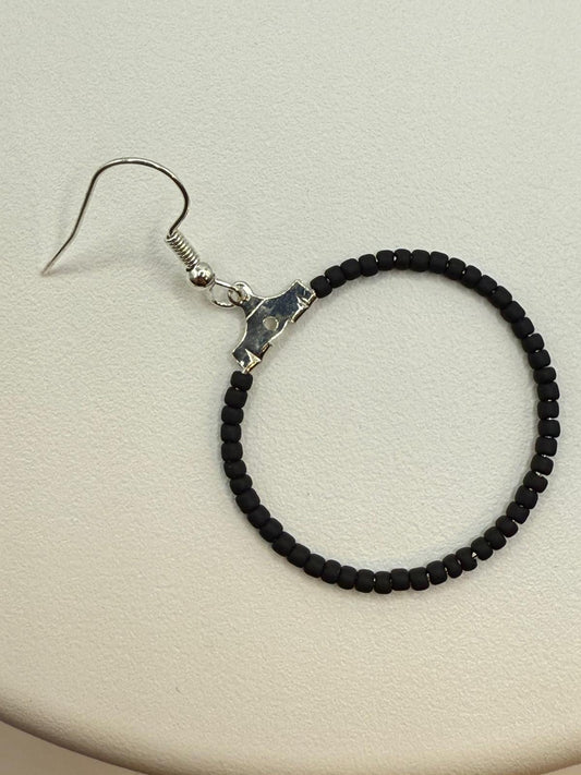 Cercei rotunzi argintii cu margele Toho negru mat