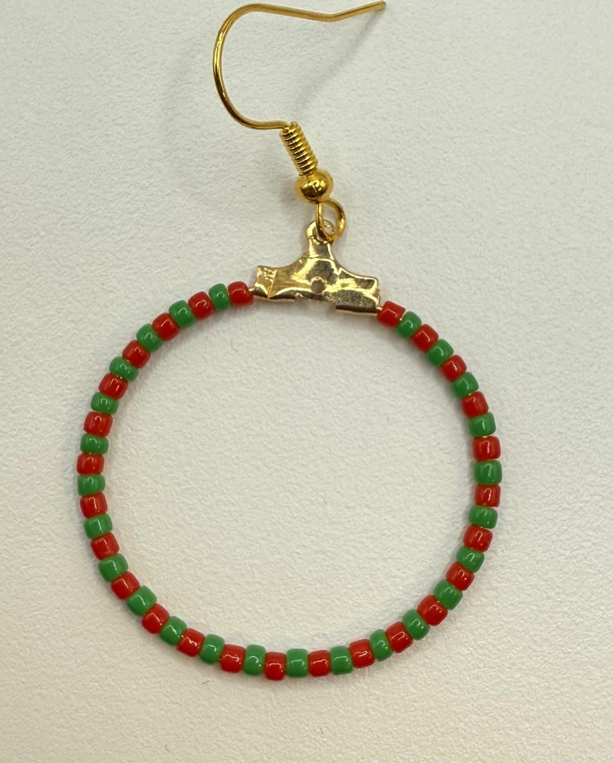 Cercei rotunzi aurii cu margele Toho rosu si verde