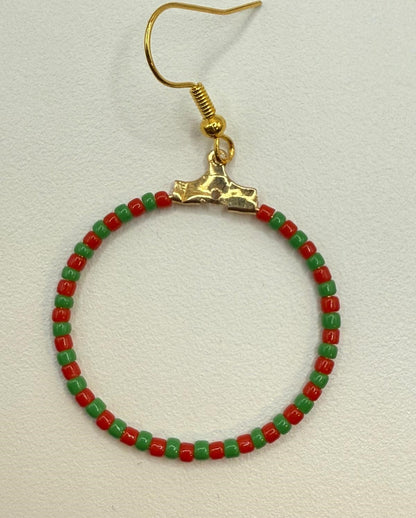 Cercei rotunzi aurii cu margele Toho rosu si verde