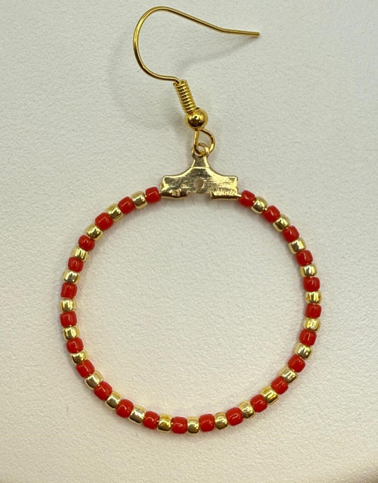 Cercei rotunzi aurii cu margele Toho rosu si auriu