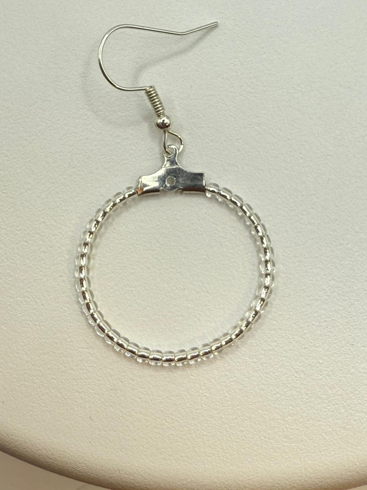 Cercei rotunzi argintii cu margele Toho argintiu