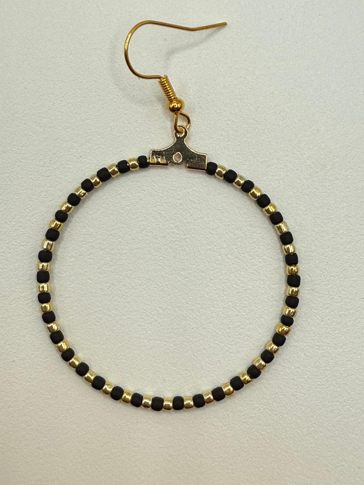 Cercei rotunzi aurii cu margele Toho negru si auriu