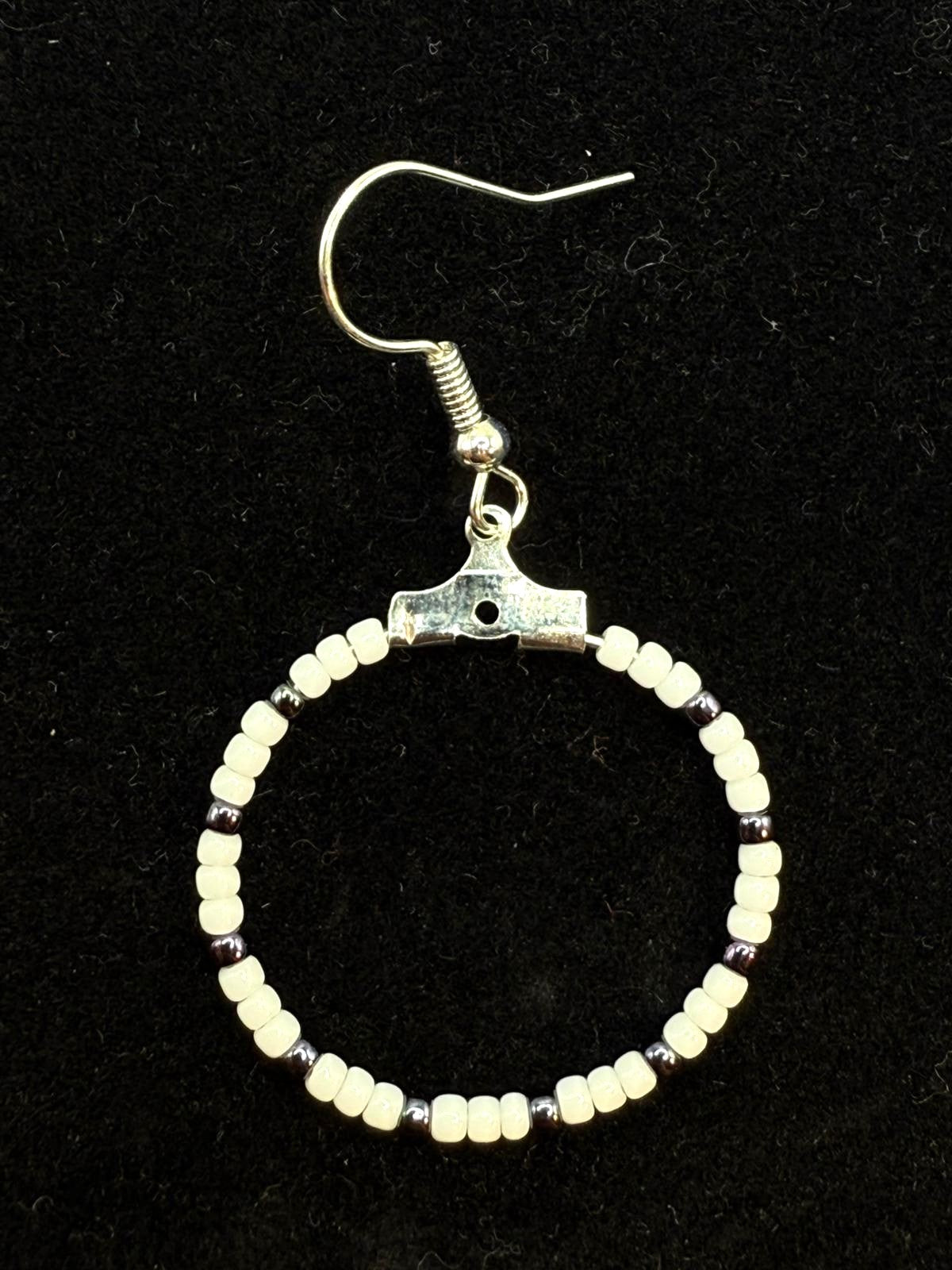 Cercei rotunzi argintii cu margele Toho alb si ametist