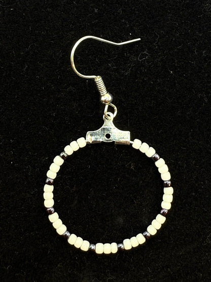 Cercei rotunzi argintii cu margele Toho alb si ametist