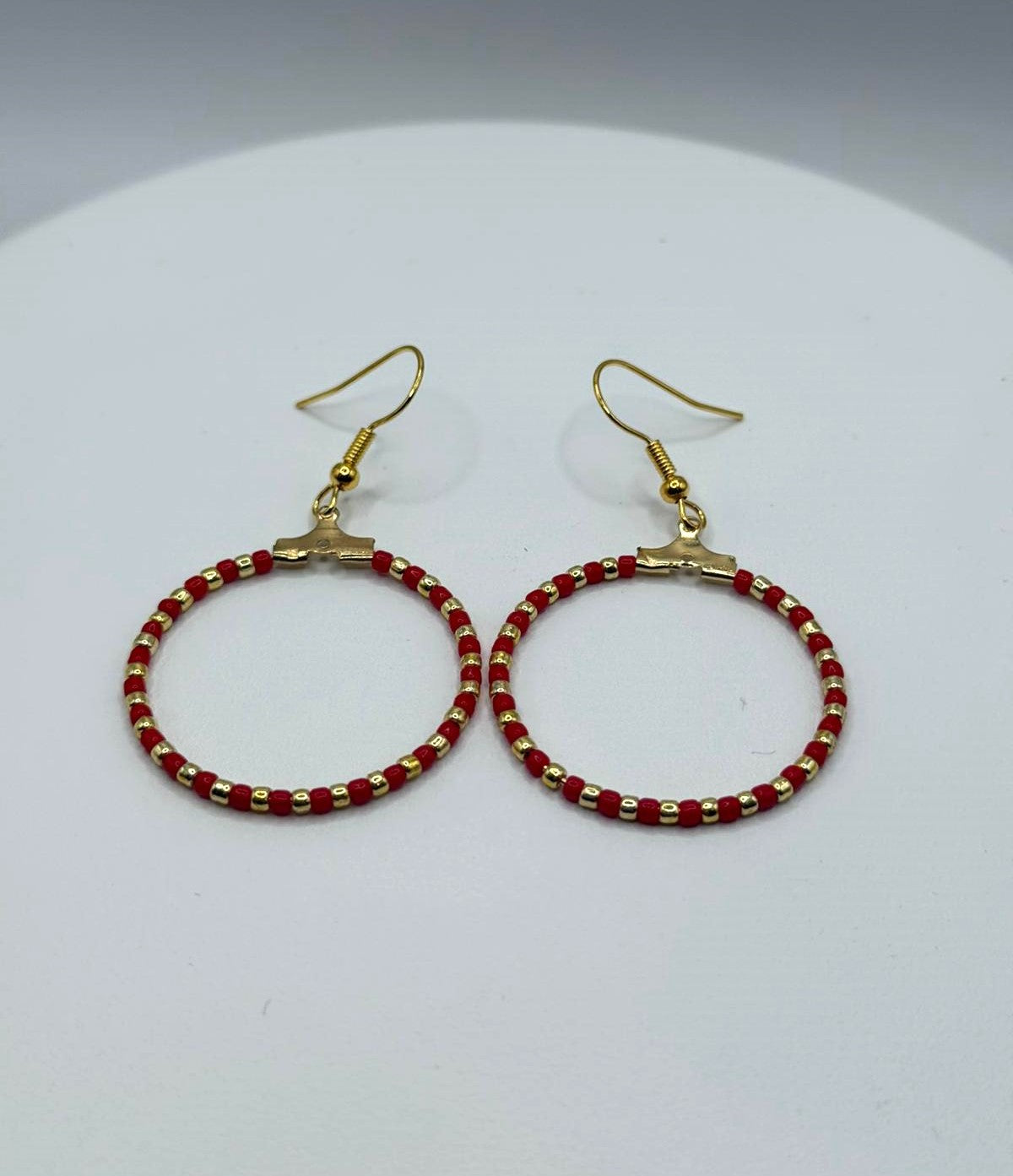 Cercei rotunzi aurii cu margele Toho rosu si auriu