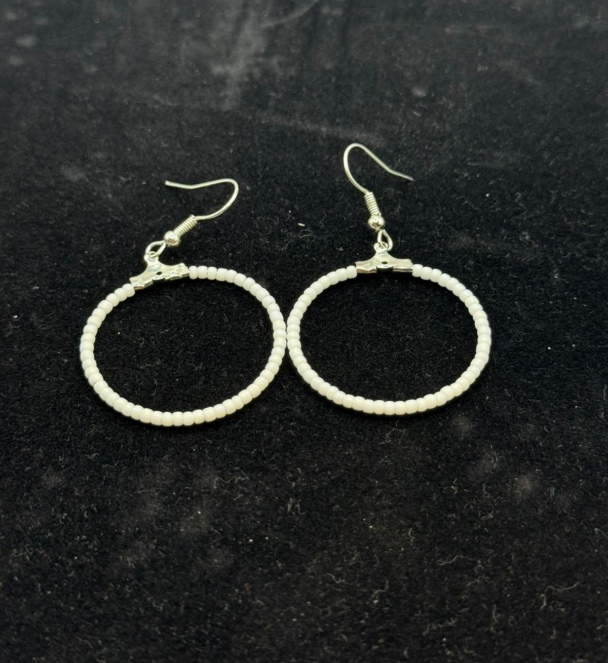 Cercei rotunzi argintii cu margele Toho alb mat