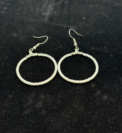 Cercei rotunzi argintii cu margele Toho alb mat