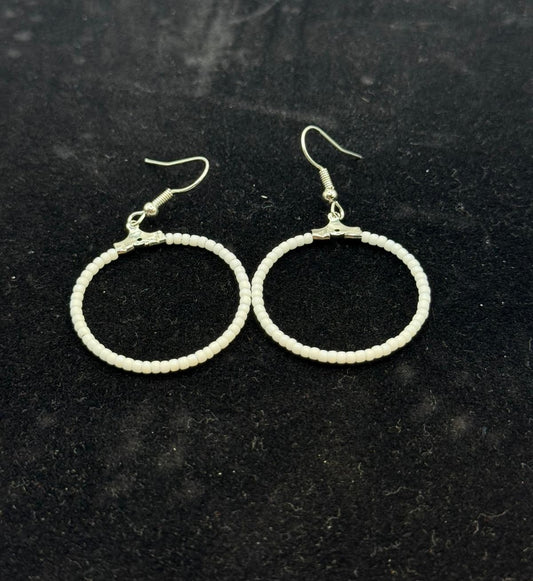 Cercei rotunzi argintii cu margele Toho alb mat