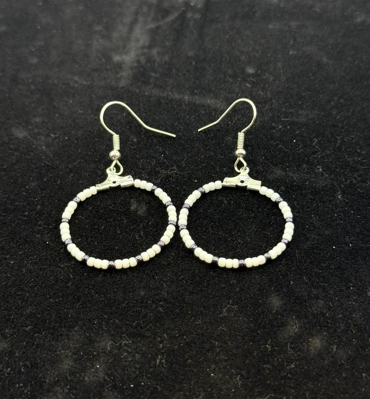 Cercei rotunzi argintii cu margele Toho alb si ametist