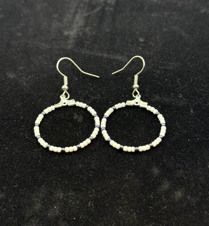 Cercei rotunzi argintii cu margele Toho alb si ametist