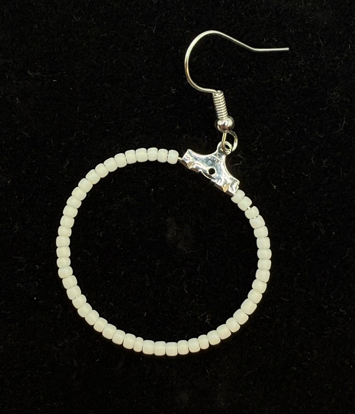 Cercei rotunzi argintii cu margele Toho alb mat