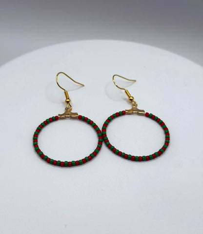 Cercei rotunzi aurii cu margele Toho rosu si verde