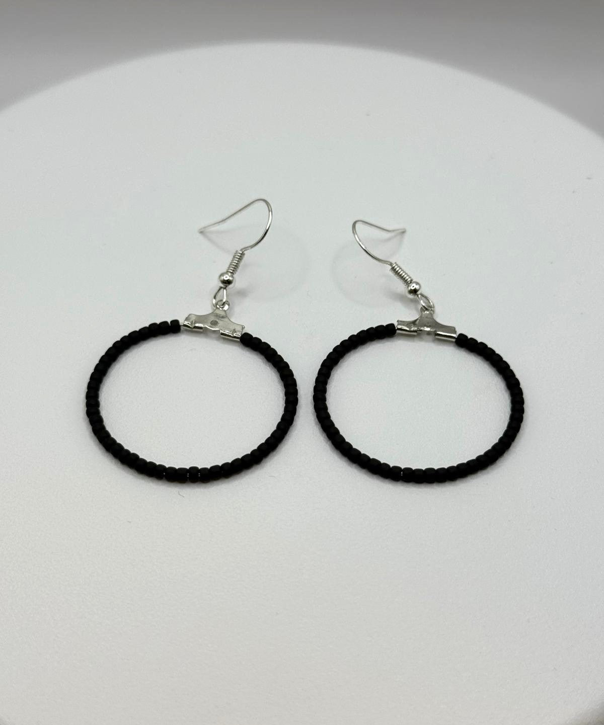 Cercei rotunzi argintii cu margele Toho negru mat