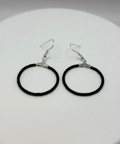 Cercei rotunzi argintii cu margele Toho negru mat